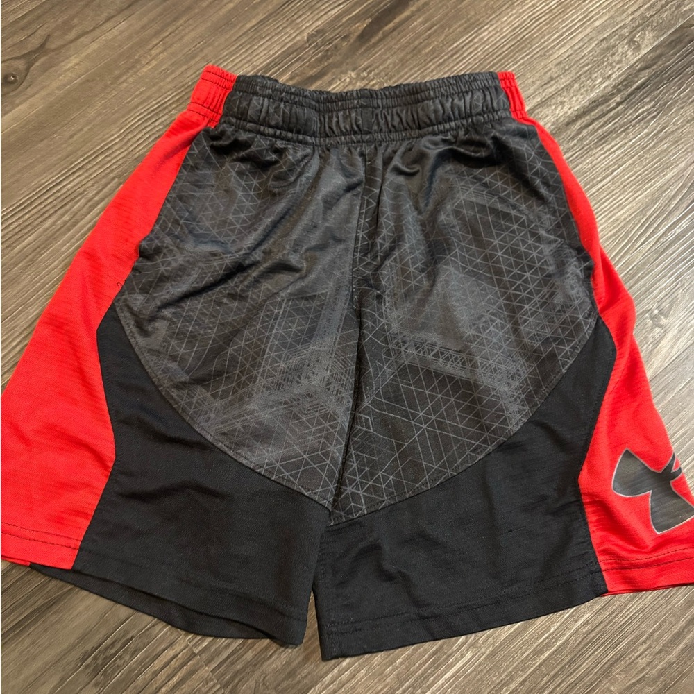Under Armour Boys Athletic Shorts in Black and Red size YS